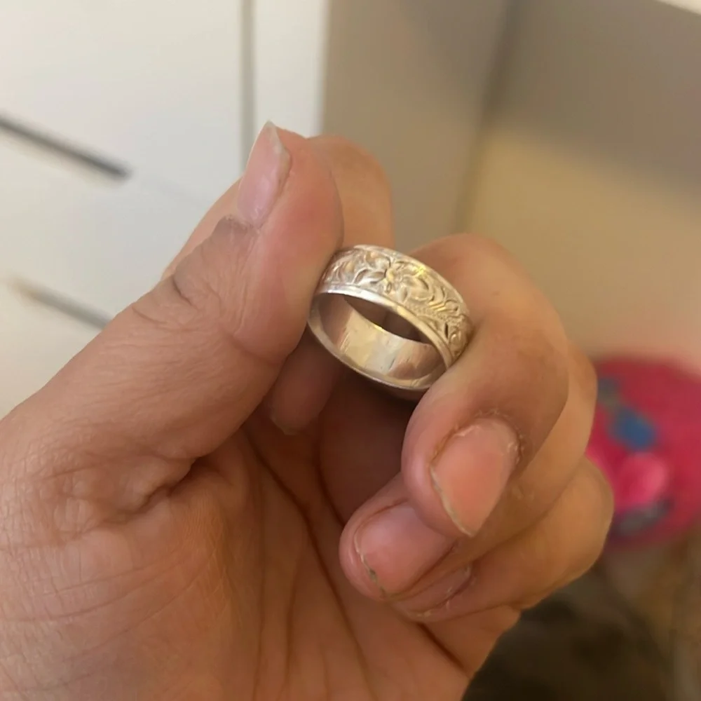Flower ring - Picture 1 of 1